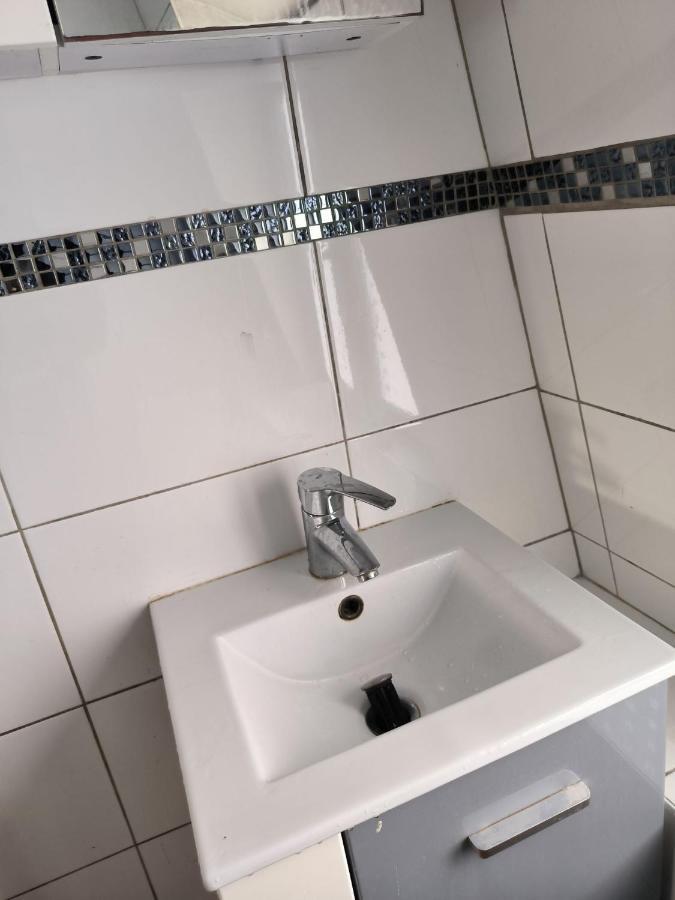 3 Hebergements - Au 1Er Etage 1 Appartement 2 Pieces Et Au 2Eme Etage Un Logement De 2 Chambres Louees Separement Avec Coin Cuisine Et Toilettes A Partager- Dans Pavillon Au Pied Du Rer B A 5 Minutes De Paris Et 30 Mn Stade De France Cachan Exterior foto
