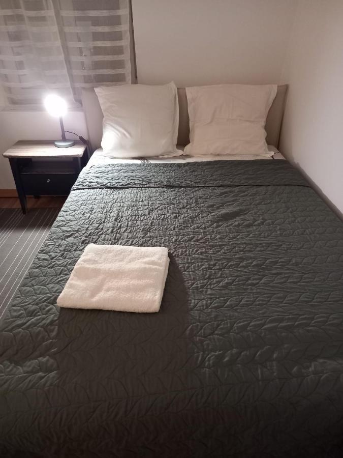 3 Hebergements - Au 1Er Etage 1 Appartement 2 Pieces Et Au 2Eme Etage Un Logement De 2 Chambres Louees Separement Avec Coin Cuisine Et Toilettes A Partager- Dans Pavillon Au Pied Du Rer B A 5 Minutes De Paris Et 30 Mn Stade De France Cachan Exterior foto