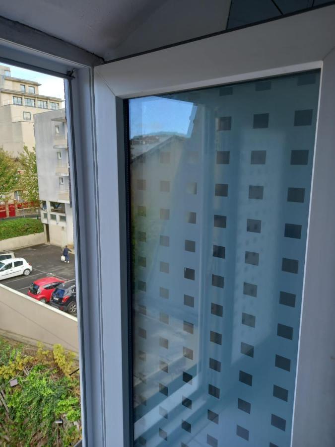 3 Hebergements - Au 1Er Etage 1 Appartement 2 Pieces Et Au 2Eme Etage Un Logement De 2 Chambres Louees Separement Avec Coin Cuisine Et Toilettes A Partager- Dans Pavillon Au Pied Du Rer B A 5 Minutes De Paris Et 30 Mn Stade De France Cachan Exterior foto
